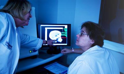 奥兰多医院的放射技师正在检查病人的x光结果